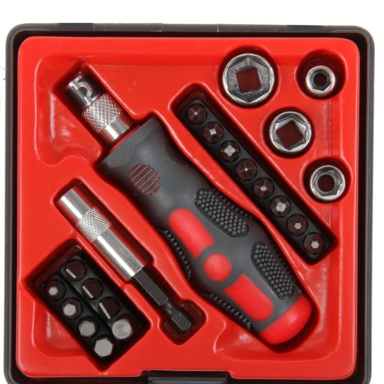 Wkrętak z końcówkami i nasadkami